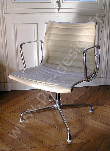 Aluminium Group chaise Eames modle EA 108 Miller Cuir. Pur Design.