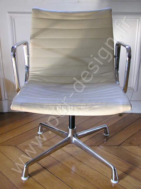 Aluminium Group chaise Eames modle EA 108 Miller Cuir. Pur Design