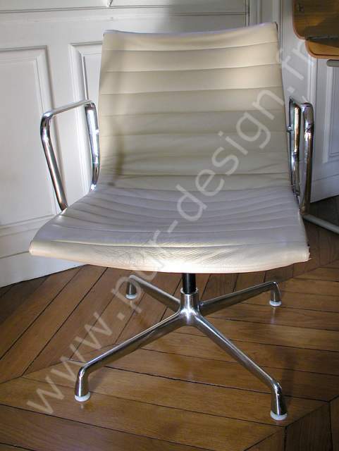 Aluminium Group chaise Eames modle EA 108 Miller Cuir. Pur Design