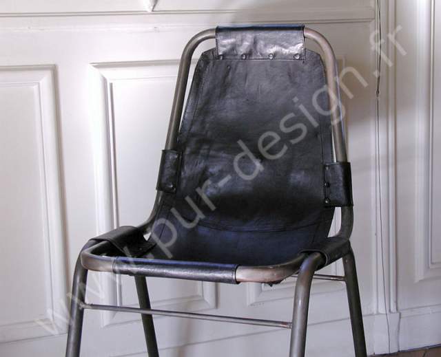 Rare chaise en cuir de type Perriand Les Arcs, circa 70. Pur Design.