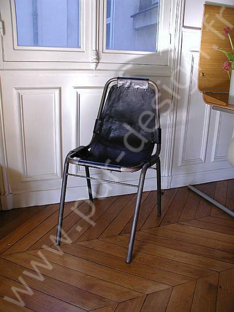 Rare chaise en cuir de type Perriand Les Arcs, circa 70. Pur Design.