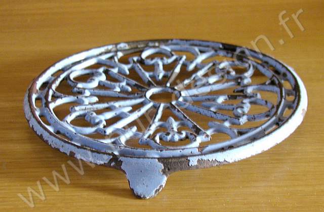 Superbe dessous de plat en fonte maille. Annes 30-40. Pur Design
