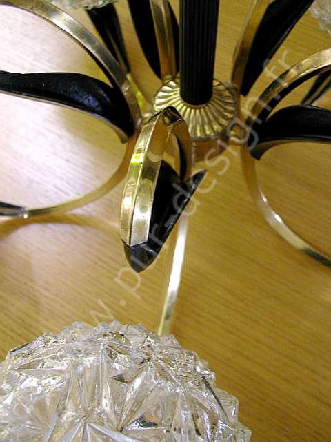 Lustre Arlus en laiton, d'inspiration florale. Pur Design.