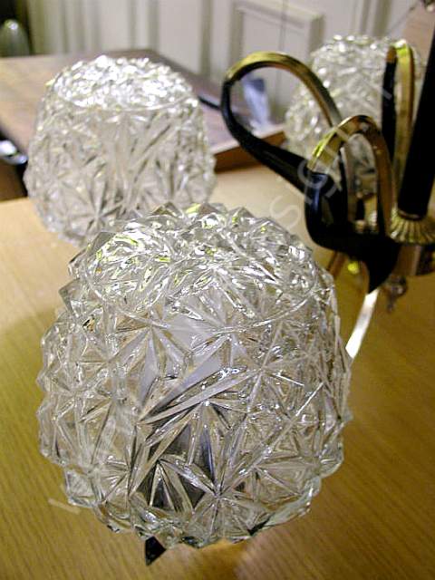 Lustre Arlus en laiton, d'inspiration florale. Pur Design.