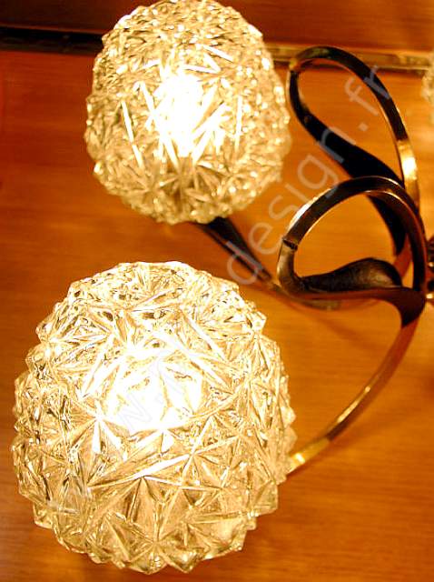 Lustre Arlus en laiton, d'inspiration florale. Pur Design.