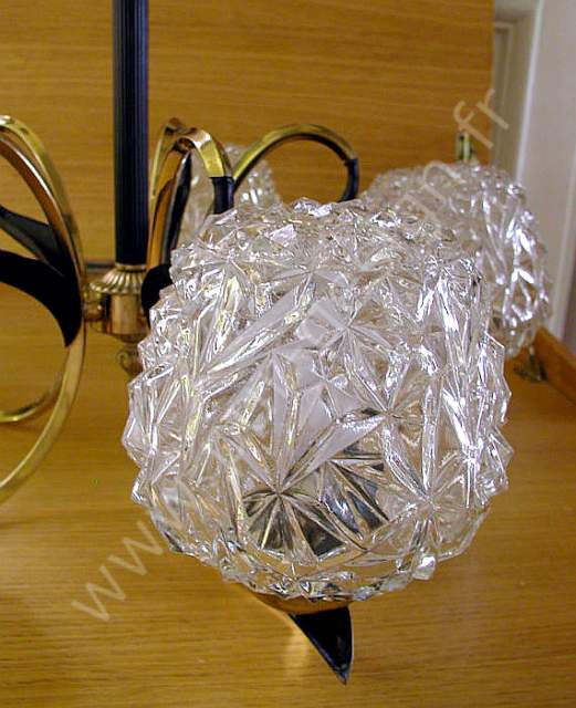 Lustre Arlus en laiton, d'inspiration florale. Pur Design.