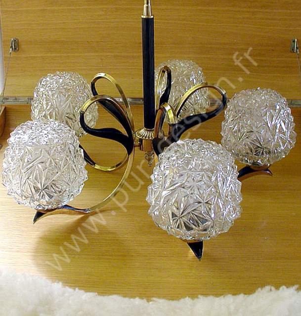 Lustre Arlus en laiton, d'inspiration florale. Pur Design.