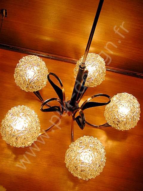 Lustre Arlus en laiton, d'inspiration florale. Pur Design.