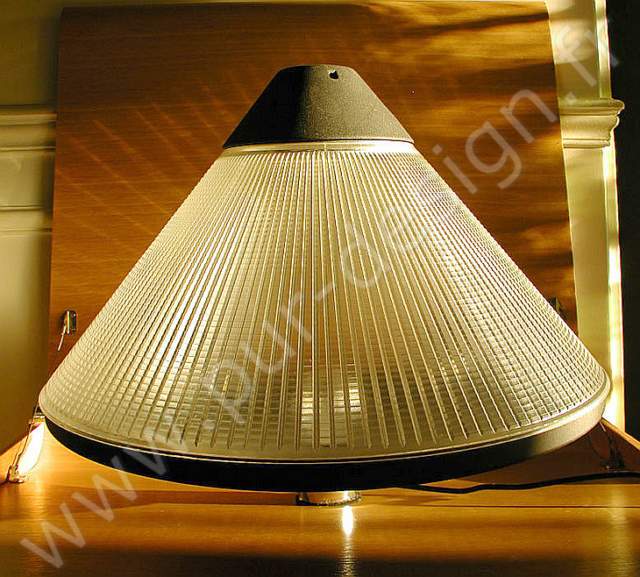Lampe de sol Holophane, clairage public. Pur Design.