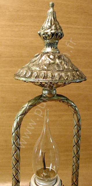 Lampe de table argente de type lanterne/ lampe  huile ancienne. Style antique. Pur Design.