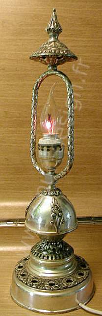 Lampe de table argente de type lanterne/ lampe  huile ancienne. Style antique. Pur Design.