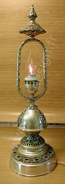 Lampe de table argente de type lanterne/ lampe  huile ancienne. Style antique. Pur Design.