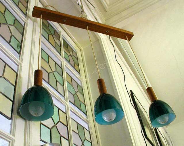 Lustre scandinave en palissandre et opalines, pur scandinave. Pur Design.
