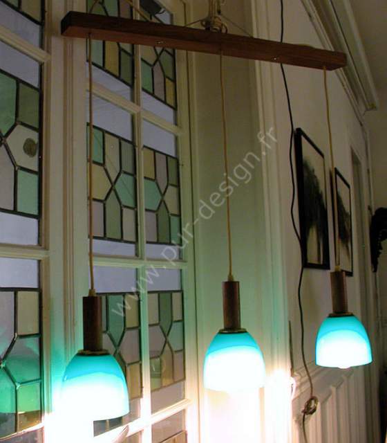 Lustre scandinave en palissandre et opalines, pur scandinave. Pur Design.
