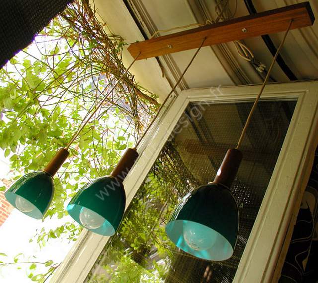 Lustre scandinave en palissandre et opalines, pur scandinave. Pur Design.