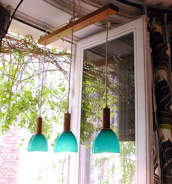 Lustre scandinave en palissandre et opalines, pur scandinave. Pur Design.