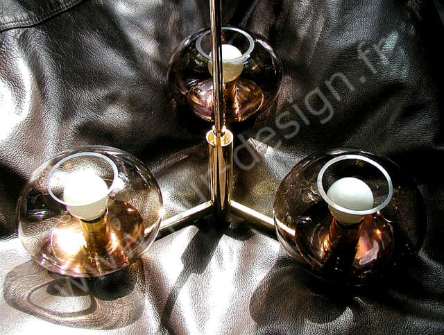 Lustre Art dco Moderniste, de couleur dor, 3 feux, pur 70's. Pur Design