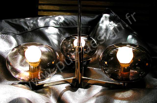 Lustre Art dco Moderniste, de couleur dor, 3 feux, pur 70's. Pur Design