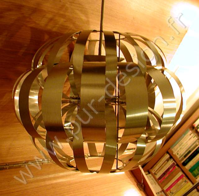 Rare suspension dans l'esprit des productions de Max Sauze, Design 70, Space Age. Pur Design.