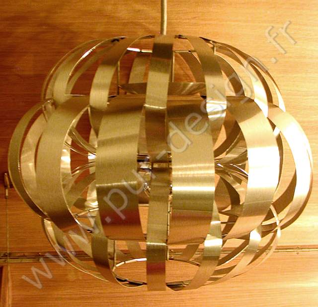 Rare suspension dans l'esprit des productions de Max Sauze, Design 70, Space Age. Pur Design.