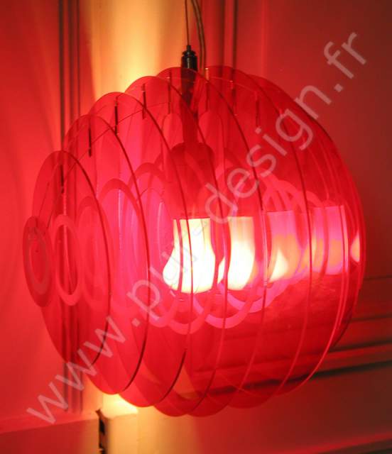 Suspension cintique en plexiglas, dans un esprit Vasarely ou Soto. Pur Design.