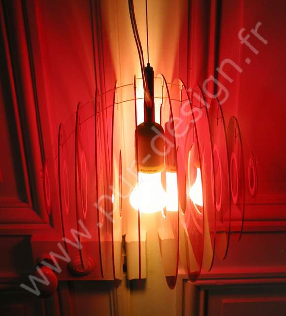 Suspension cintique en plexiglas, dans un esprit cintique, Space Age. Pur Design.