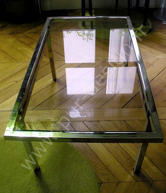 Table Design de salon datant des annes 70 chrome et verre fum, Maison Jansen. Pur Design.