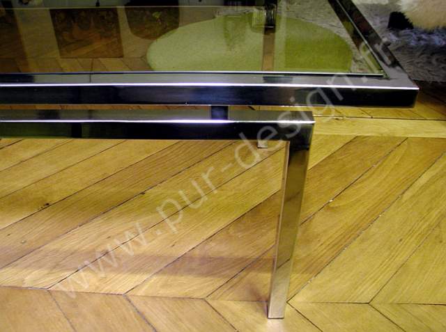 Table Design de salon datant des annes 70 chrome et verre fum, Maison Jansen. Pur Design.